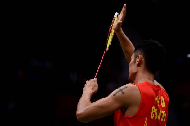 儿童简笔画：如何画一个打羽毛球的小女孩