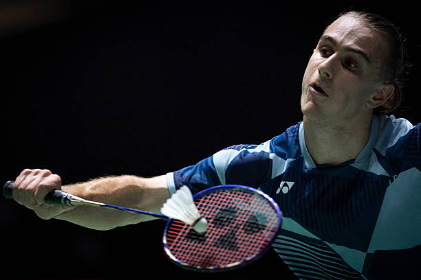 高清捕捉瞬间：羽毛球扣杀动作的完美定格