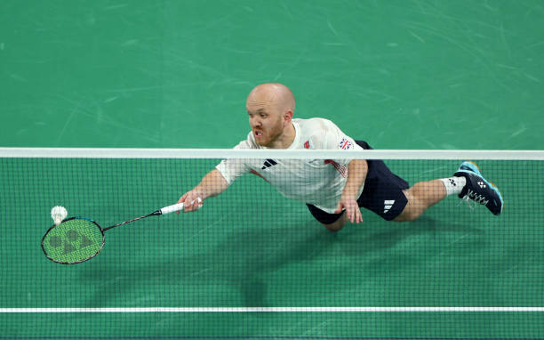 羽毛球双打发球区域规则：图文对照解析