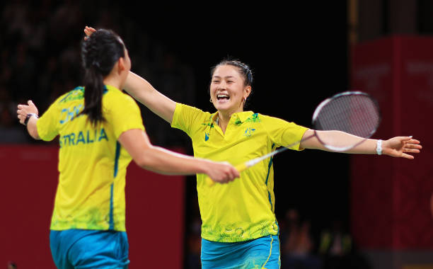 羽毛球单打与双打场地尺寸对比：平面图解析