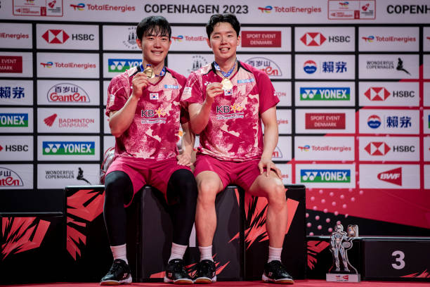 发球违例图解：羽毛球比赛中常见的错误示范