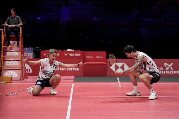 羽毛球正手发球教学：从握拍到发力的关键要点