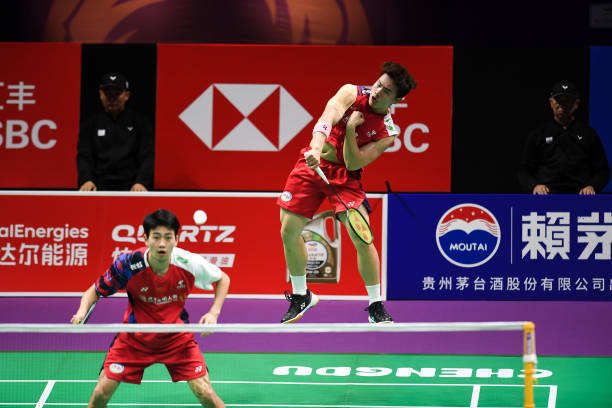 羽毛球比赛场地要求：长4米，宽1米是否准确？