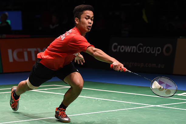 专业教练示范：羽毛球反手发球的3个关键要点