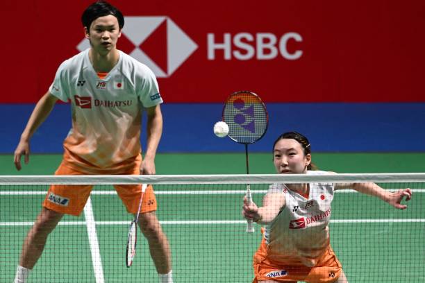 业余VS职业：对比安赛龙的反手高远球，差距在哪里？