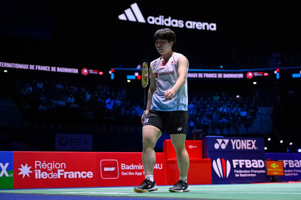 专业羽毛球制作：16根羽毛与两道胶水的严格标准