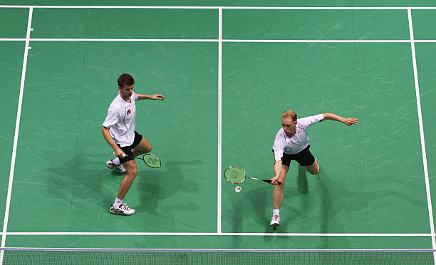 羽毛球双打比赛中的界限规则：如何利用场地宽度得分？