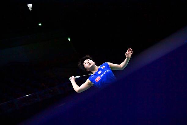 羽毛球正手高远球技术分解：站位、引拍与发力技巧