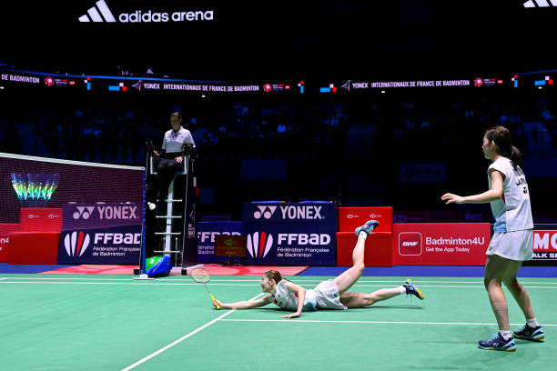 羽毛球单打与双打的核心竞赛规则对比