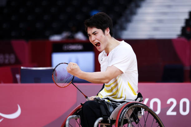 专业教练示范：羽毛球握拍的3大核心技巧