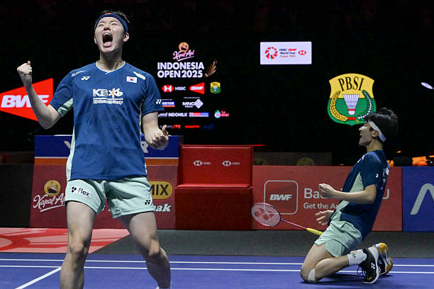 羽毛球发球高度规则：如何避免过腰违例？