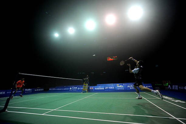 新手必看！羽毛球发球时右脚在前还是左脚在前更合理？