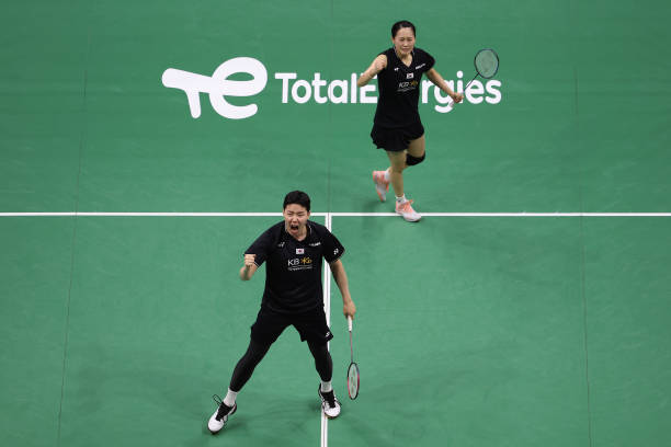 羽毛球发球规则：合法发球动作与违例行为解析