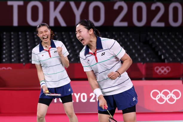 裁判视角：羽毛球单打比赛中边线争议如何判罚？