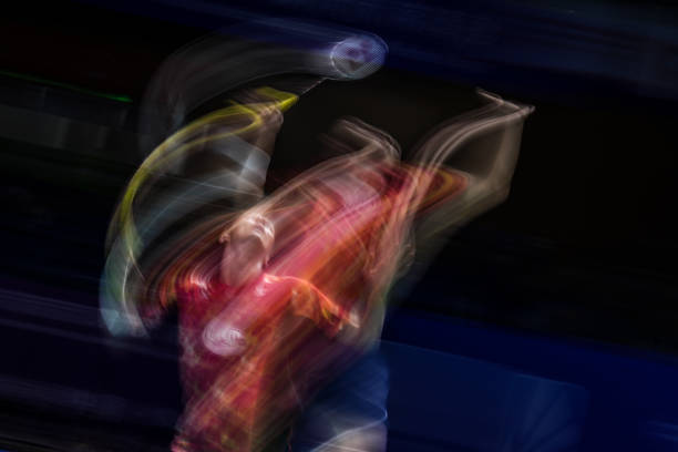 羽毛球单打和双打场地大小差异及对比赛的影响