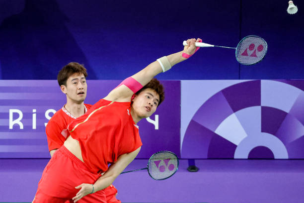 羽毛球发球技巧大全：正手、反手与假动作教学