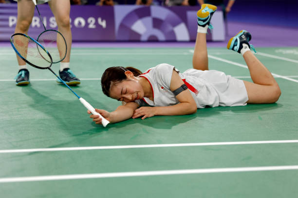 羽毛球单打和双打发球规则对比：左单右双的实战应用