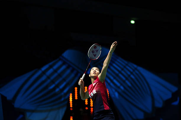 羽毛球正手/反手发球姿势：视频教程+图解对比