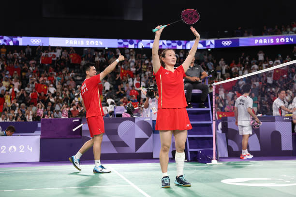 羽毛球单打比赛中的违例行为：哪些动作会导致失分？