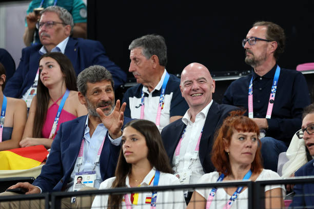 羽毛球单打发球和双打发球，过线要求有何区别？