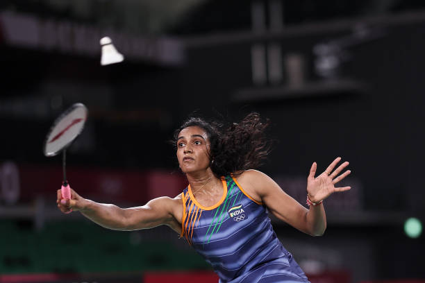 羽毛球发球站位指南：左场还是右场？得分决定一切！