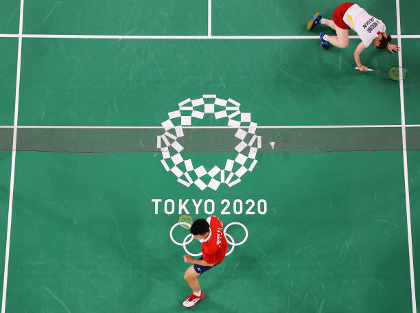 羽毛球杀球慢动作对比：纠正你的常见错误