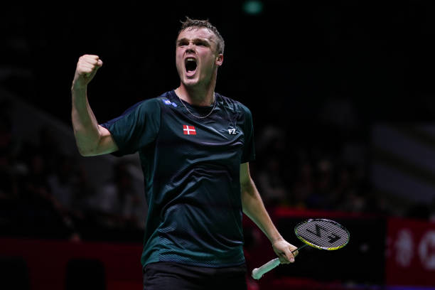 羽毛球拍品牌技术解析：碳纤维、纳米科技哪家强？