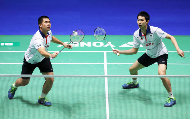 羽毛球拍重量对比：4U和6U的优缺点分析