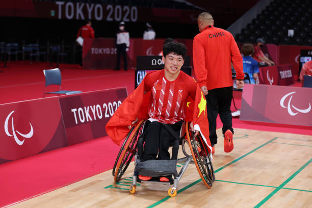 羽毛球双打战术：一二三四号位的攻防转换与默契配合