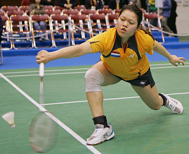 羽毛球场的净空高度要求是多少？