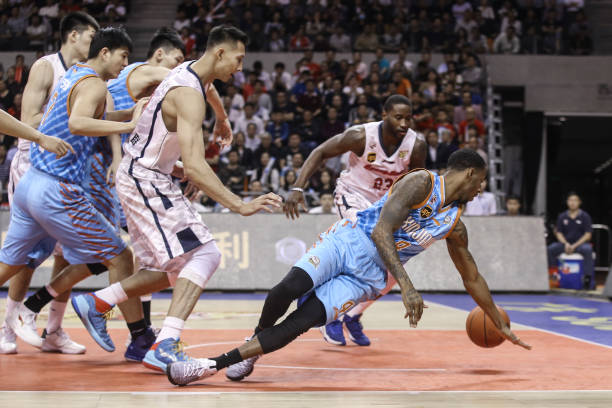 CBA赛事前瞻：广东宏远迎战江苏，外援表现成关键！