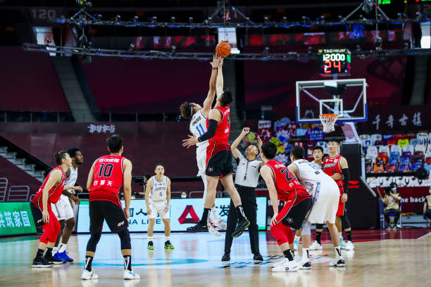 保护脚踝还是提升弹跳？中锋鞋的功能解析