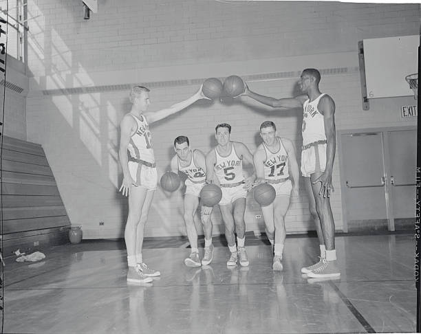 亲子DIY：和孩子一起涂色蜡笔小新打篮球石膏娃娃的乐趣