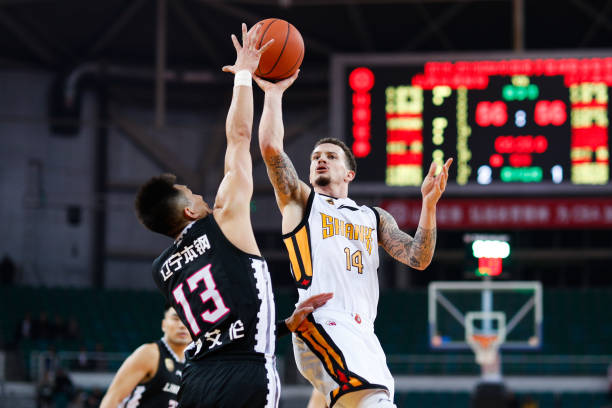 从裁判手势读懂判罚：当罚球抢篮板违例发生时