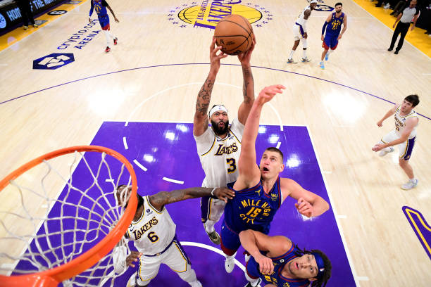 争议判罚回放：篮球场上的关键时刻