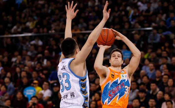 实战必备！篮球行进间运球训练方法与常见错误解析