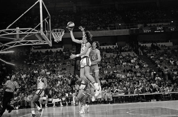 韦斯特与詹姆斯交手记录：谁更占上风？