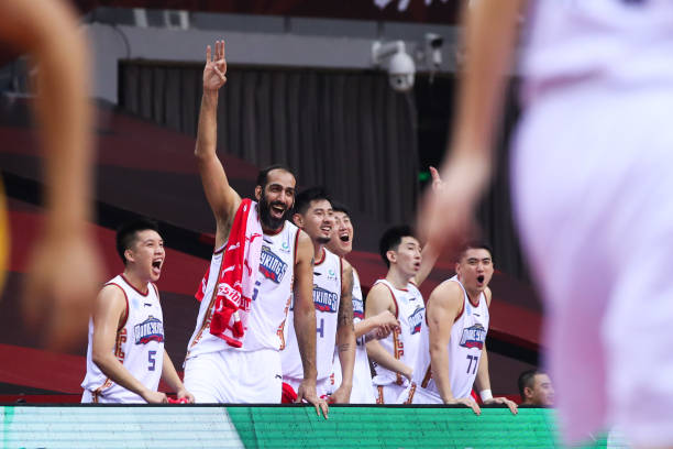 内线对决：中锋的巅峰之战