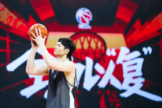 CBA焦点赛事：新疆队与山东队激战今晚，直播全程放送！