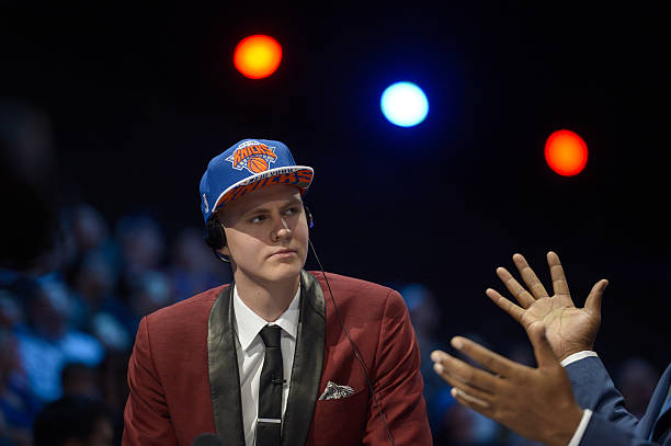 篮球场手绘示意图：详细标注各区域名称与规则