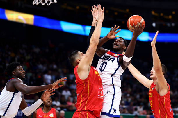 库里vs西亚卡姆：东西部强强对话，精彩不容错过