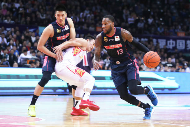 易建联身高争议：108厘米还是213厘米？