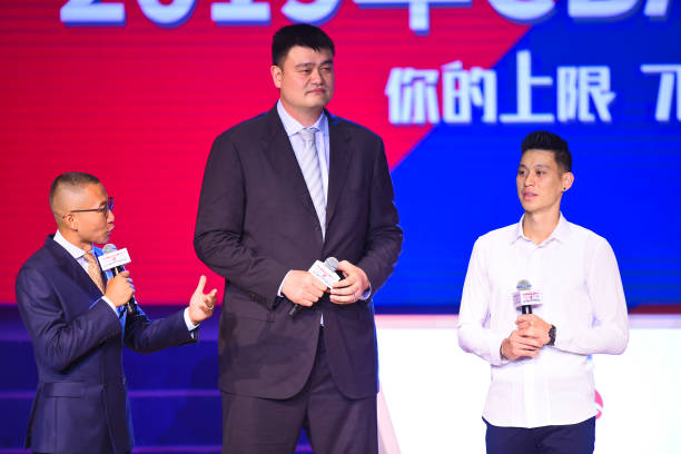 实战中的带球撞人手势：裁判视角下的判罚案例