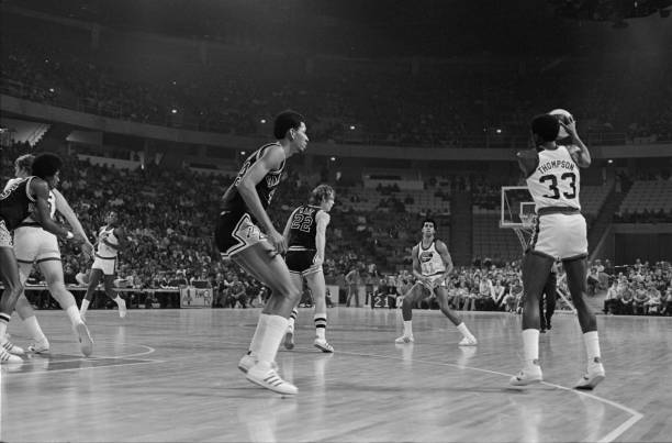 篮板上沿高度与篮板材质的关系是什么？