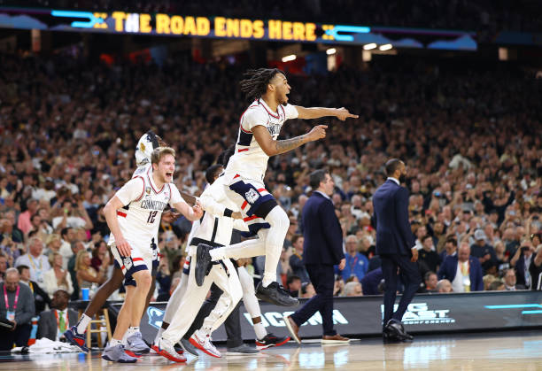 魔术师约翰逊 vs 大鸟伯德：80年代黑白双雄的史诗对决