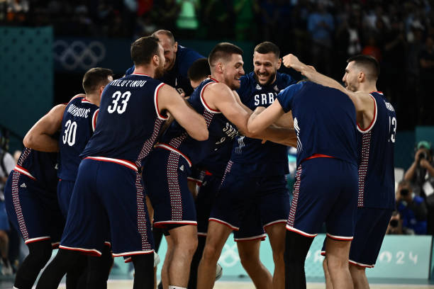 篮球教学：进攻球员与防守球员的合法位置判断