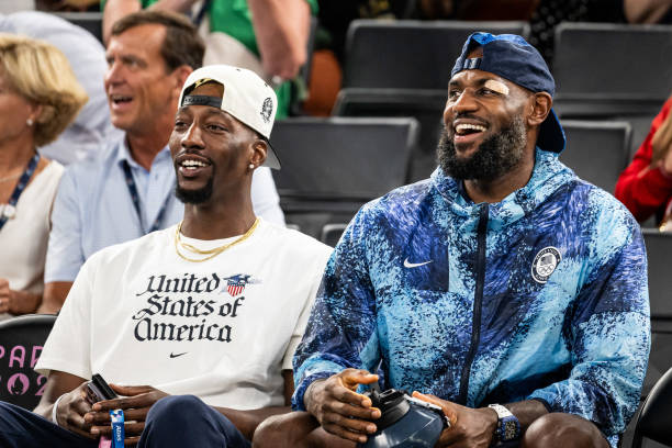 潮流必备：蓝绿色篮球鞋的时尚搭配指南