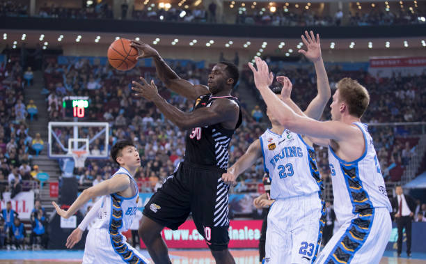 双号码传奇：为何科比成为NBA首位同时退役两个号码的球员