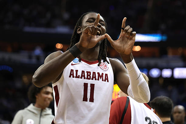 进攻球员如何利用规则制造打手犯规？