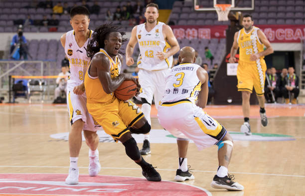 篮球裁判必读：如何准确判罚规则1所述的带球走违例